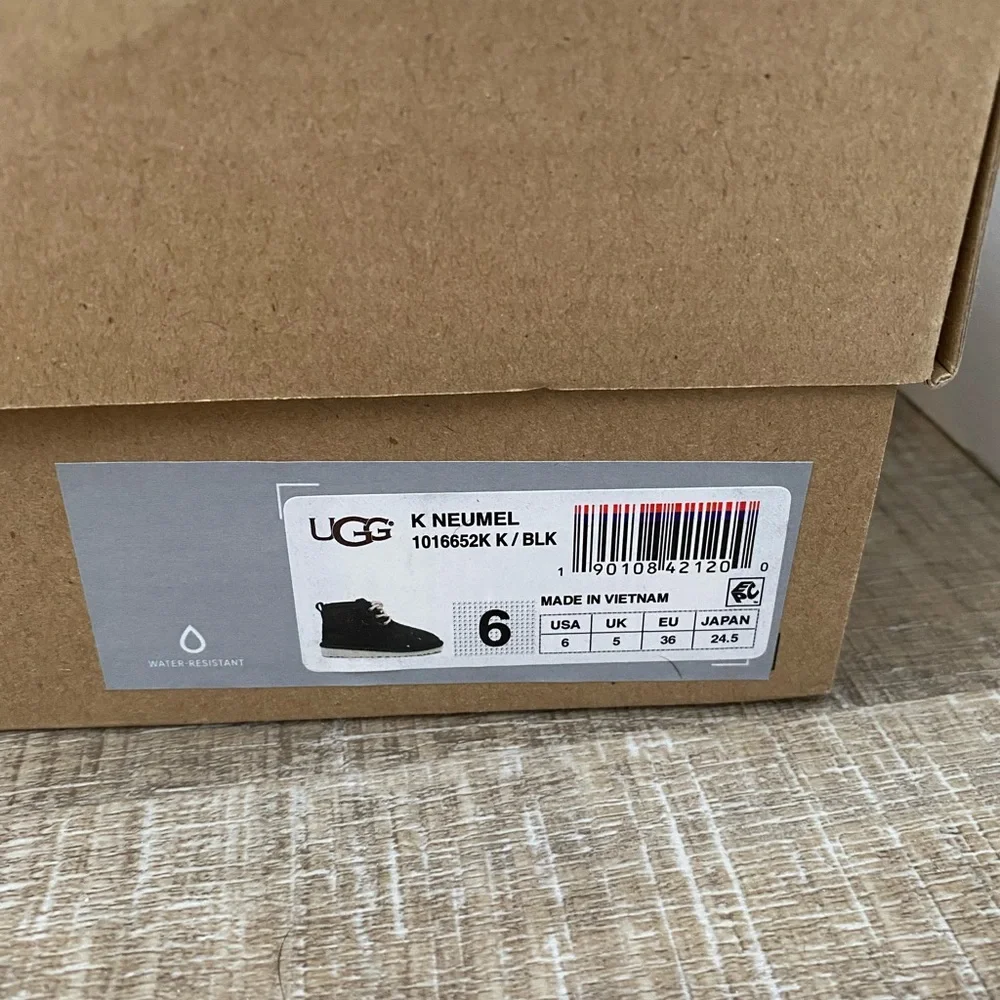 UGG NEUMEL shoe. Color Black. New. Never been worn. Size kids 6 or womens 7.5